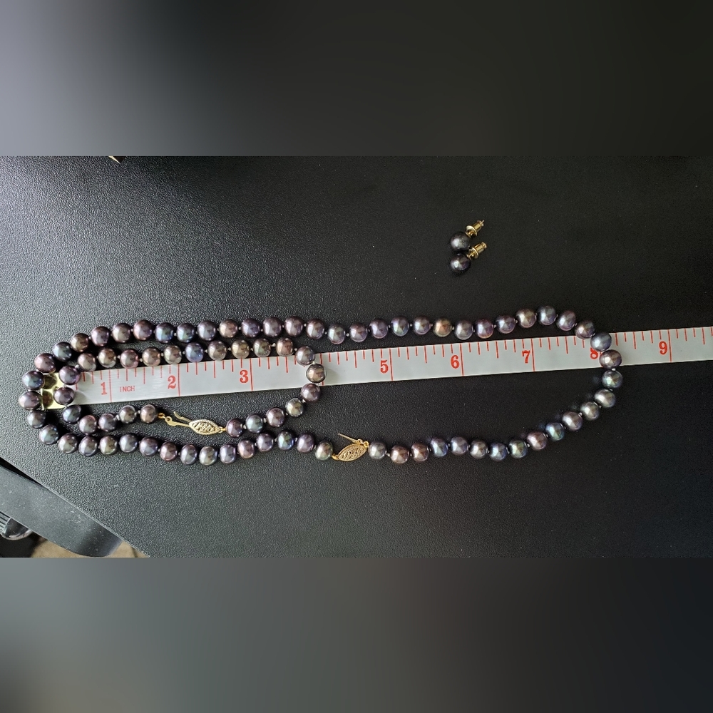 Set of black pearl necklace, bracelet and earrings